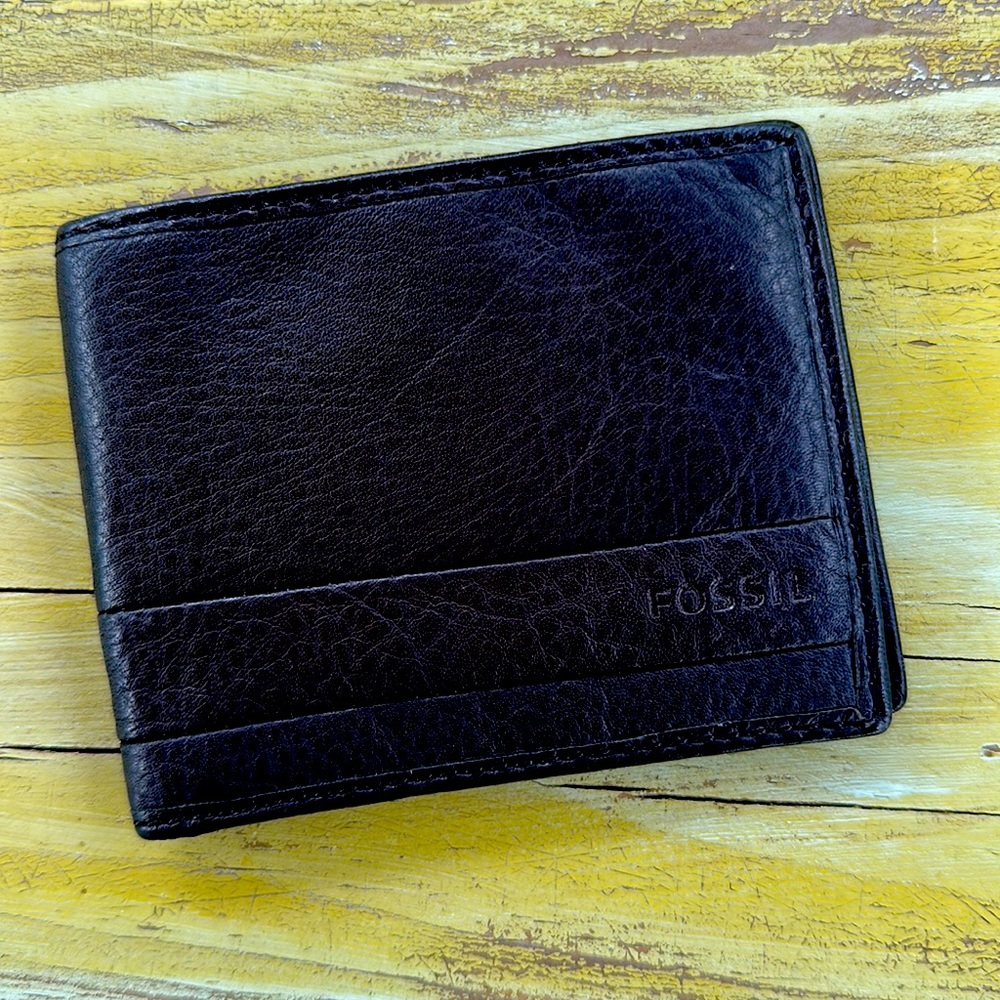 Fossil Bi-Fold Wallet NWOT